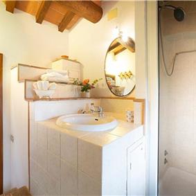 A selection of 2-3 bedroom apartments with shared pool near Florence, Sleeps 4-6
